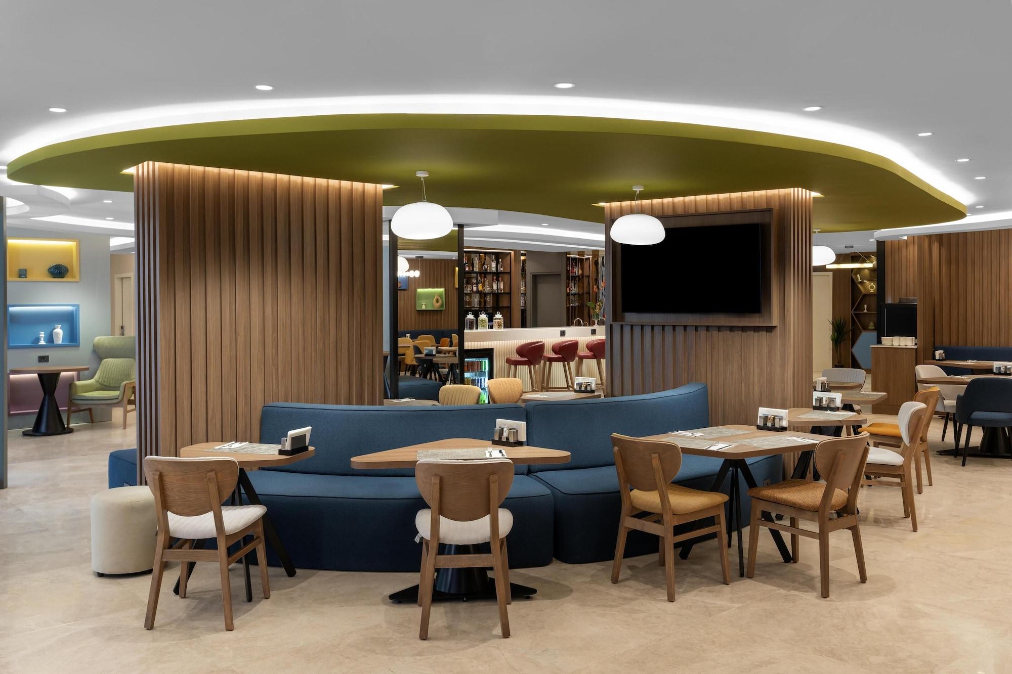 Vista Lobby Hampton By Hilton Istanbul Sisli