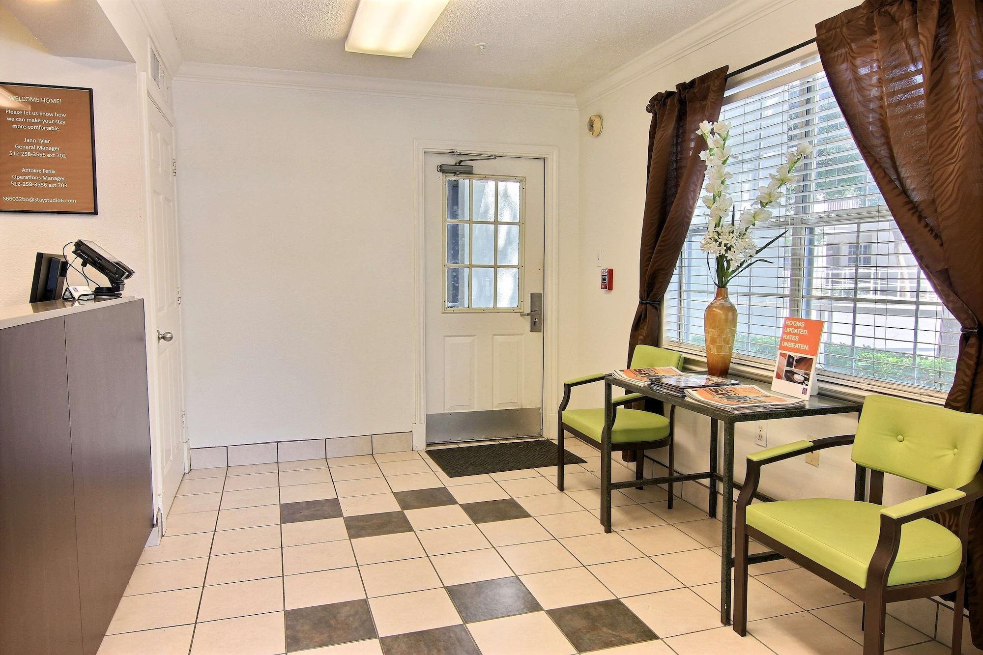 Vista Lobby Studio 6 Austin, TX - Northwest