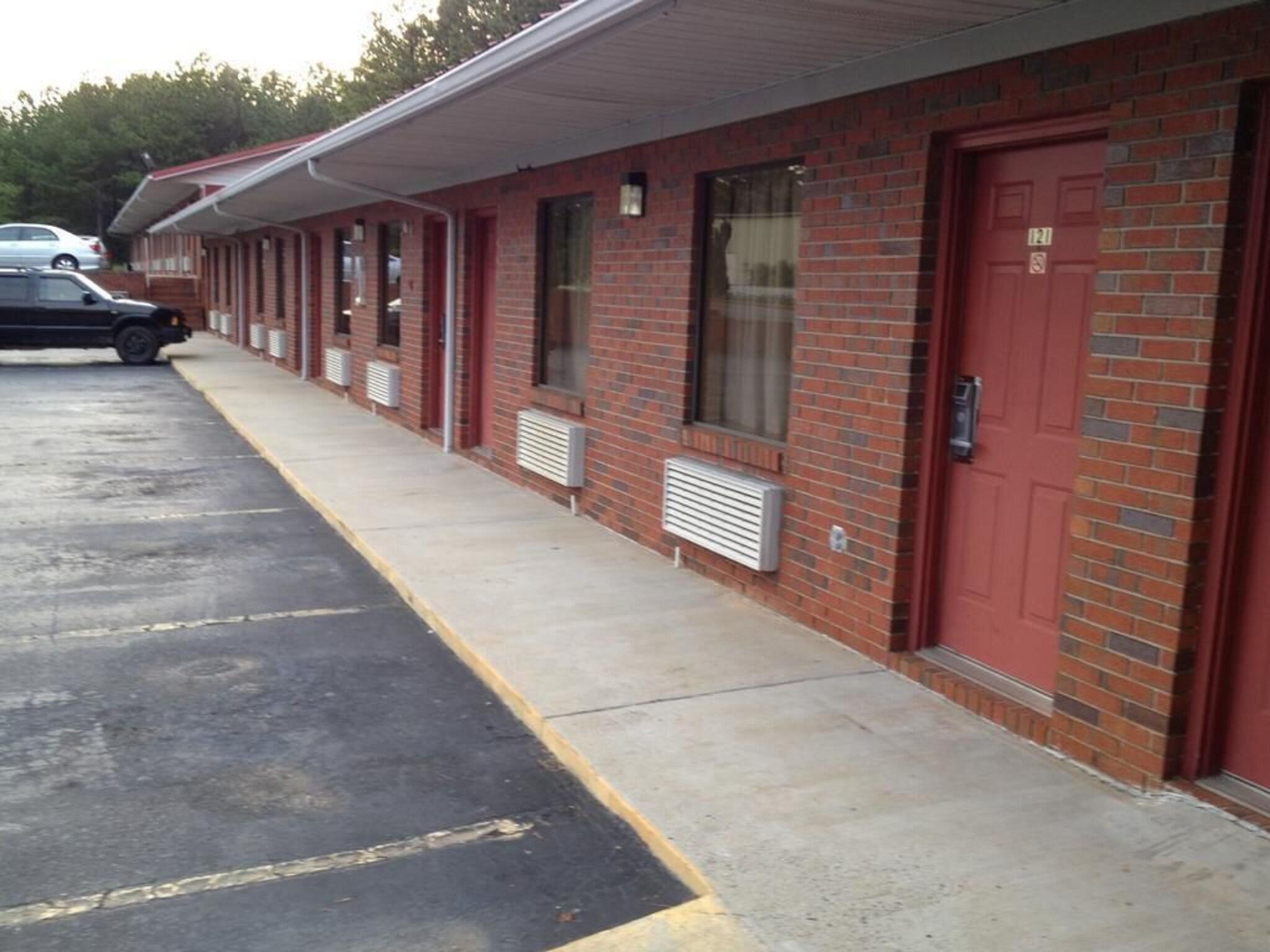 Vista Exterior McClellan Inn Anniston