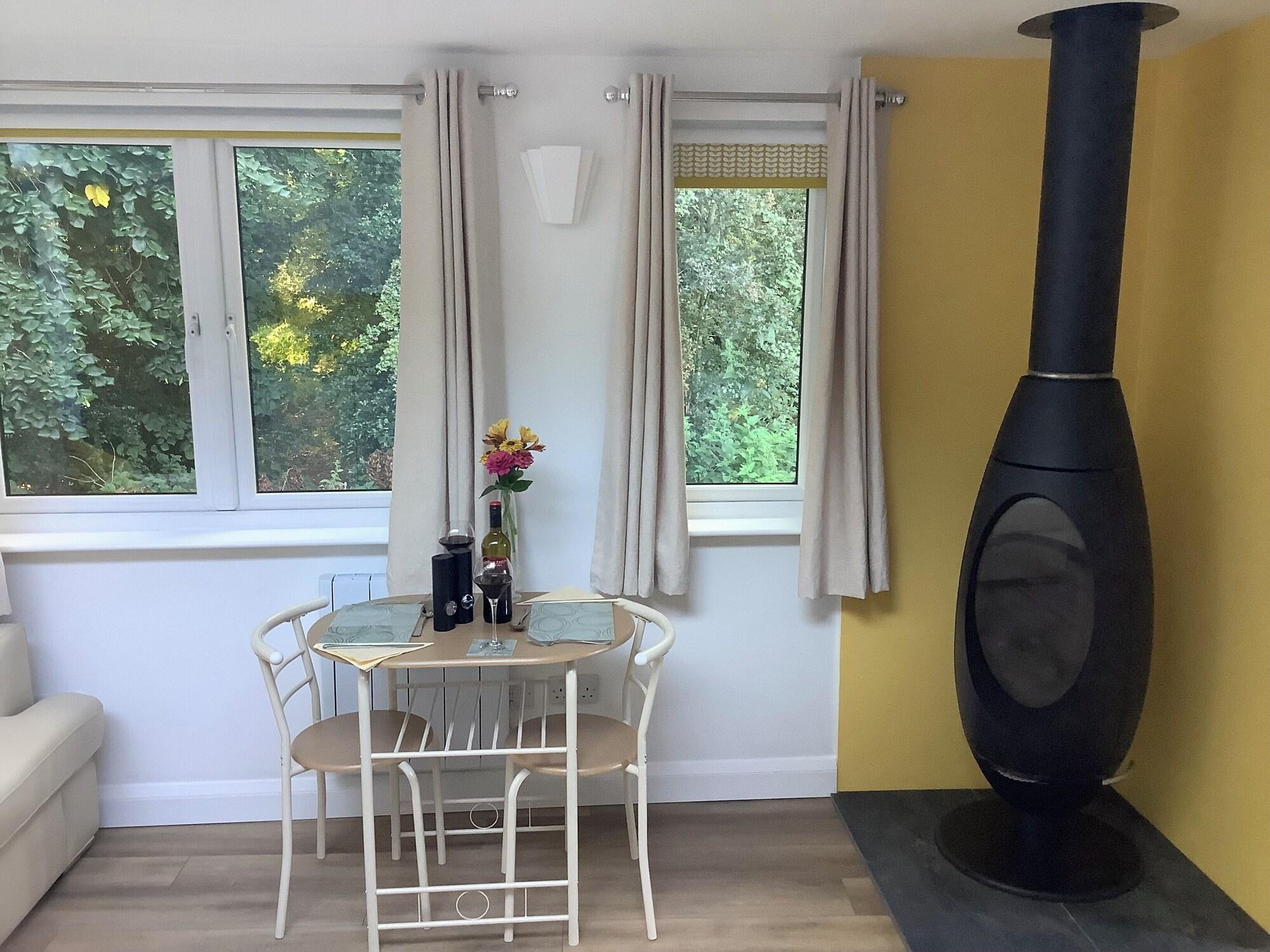 Restaurant Charming Woodland Lodge 2 Person 1 Bedroom