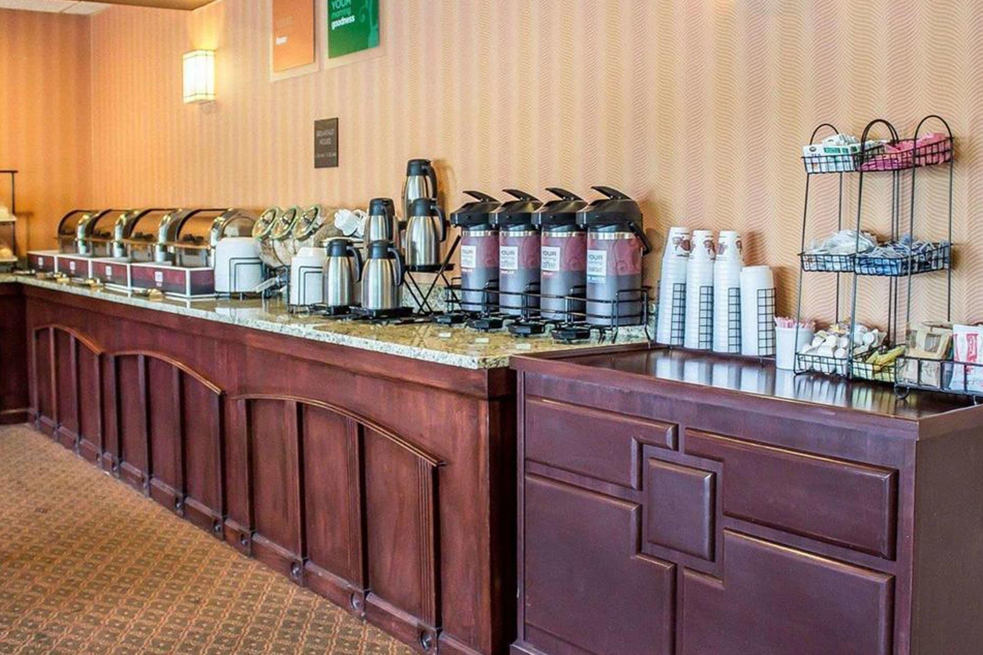 Bar/Salón Norwood Inn & Suites North Conference Center