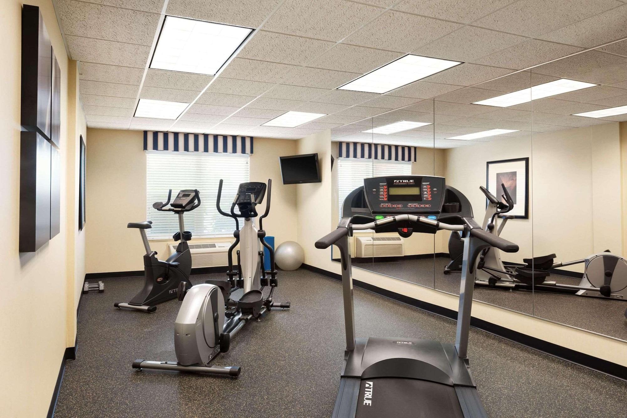 Gimnasio Country Inn & Suites by Radisson, Shoreview-Mounds View, MN