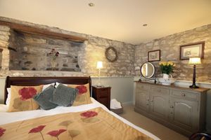 Alquiler Vacacional - Converted stable Mews Cottage with one king bed Sleigh bedroom