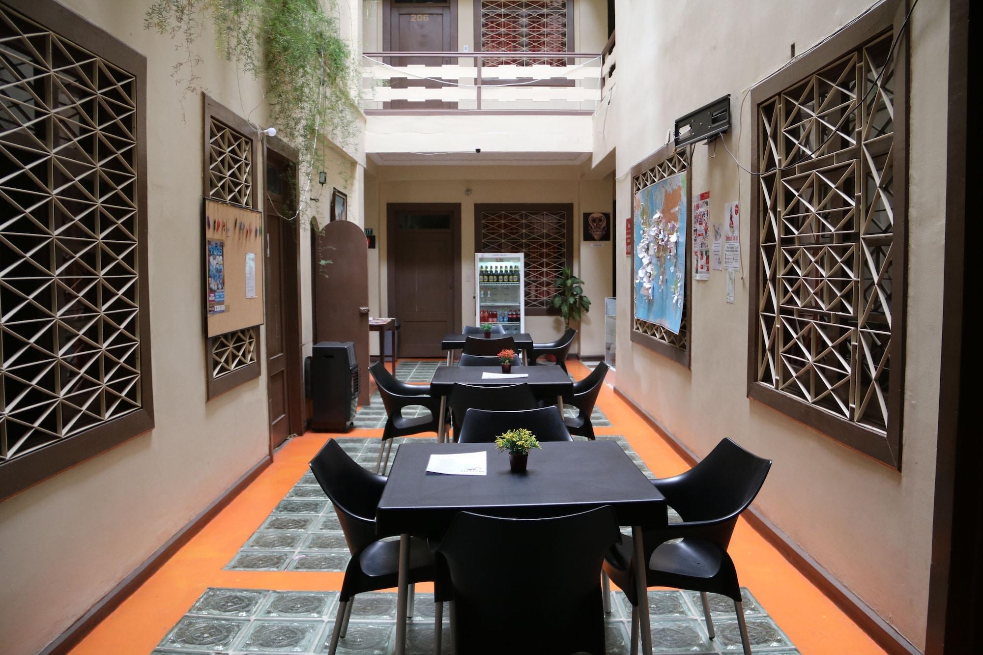Varios Check Inn B&B - Hostel