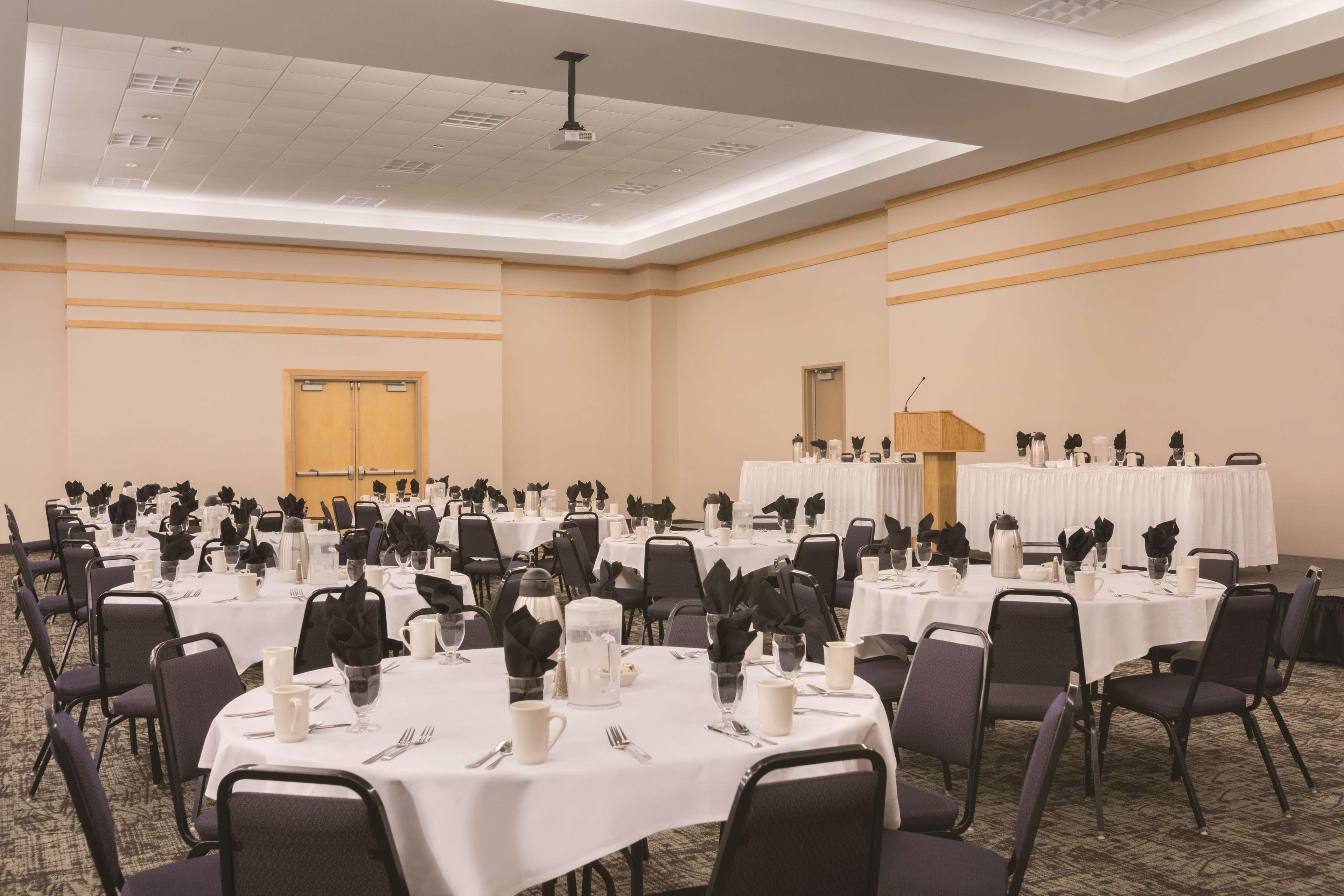 Centro de Negocios Country Inn & Suites by Radisson, Fergus Falls, MN