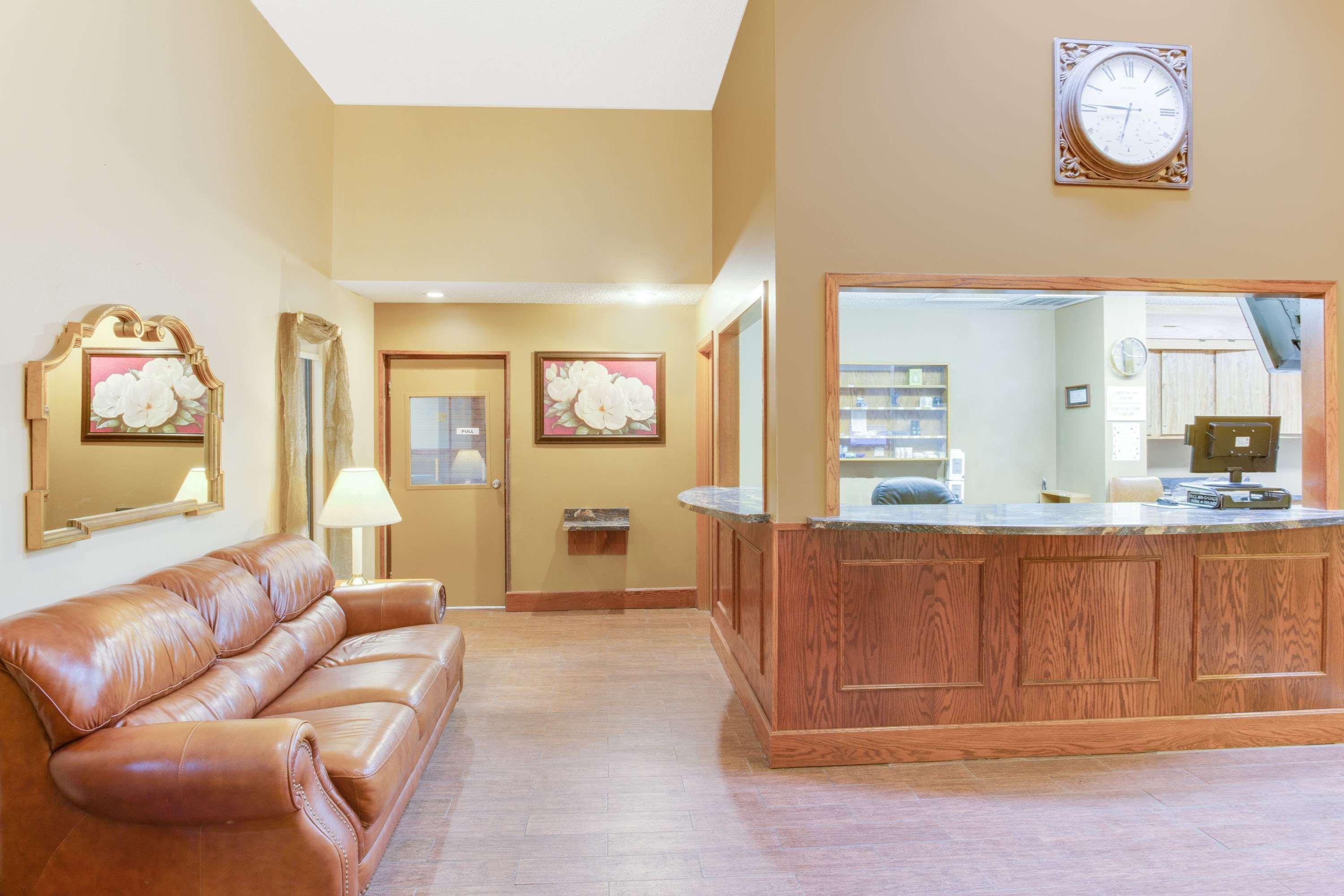 Vista Lobby Super 8 by Wyndham Mitchell