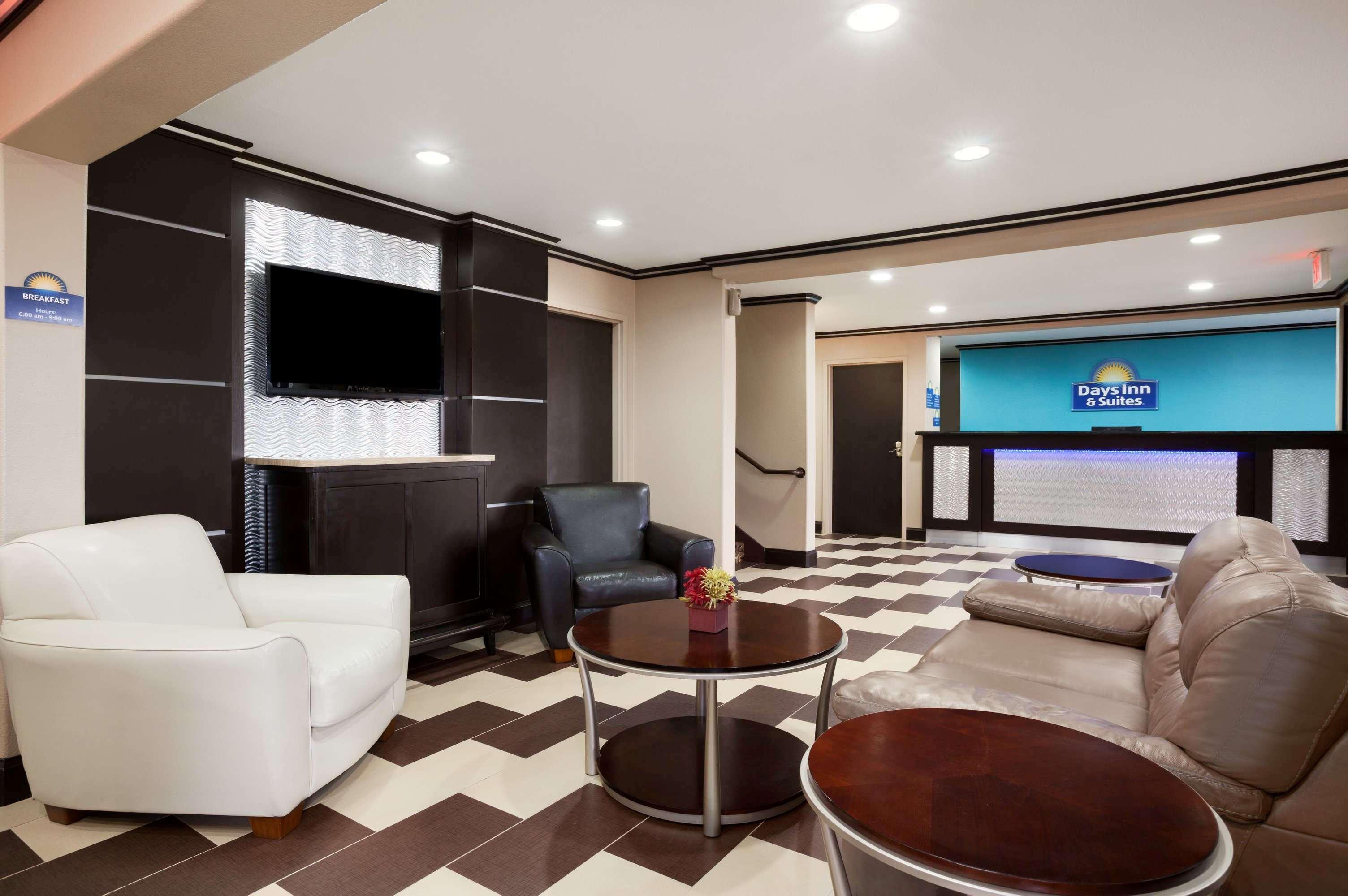Vista Lobby Days Inn & Suites by Wyndham Conroe North
