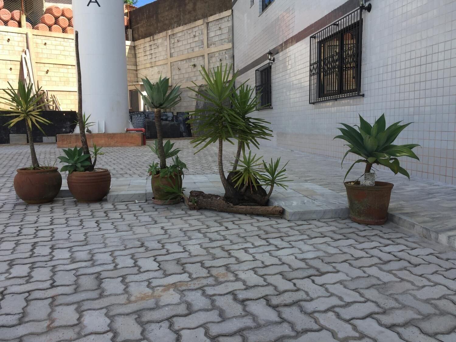 Vista Exterior Village Plaza Hotel