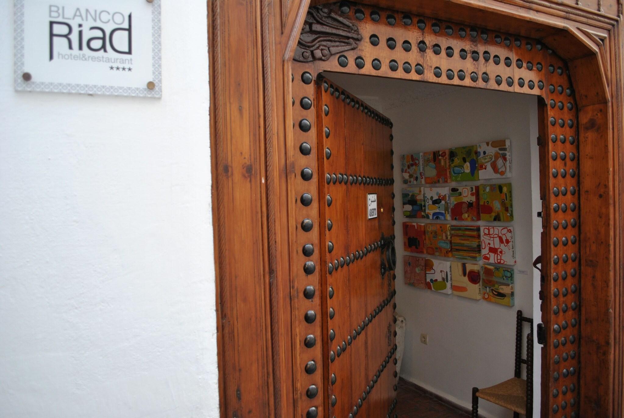 Vista Exterior Hotel Blanco Riad