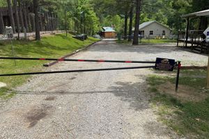 Alquiler Vacacional - Riverside Cabin B White River is 110 ft away with Riverview from Deck King Bed