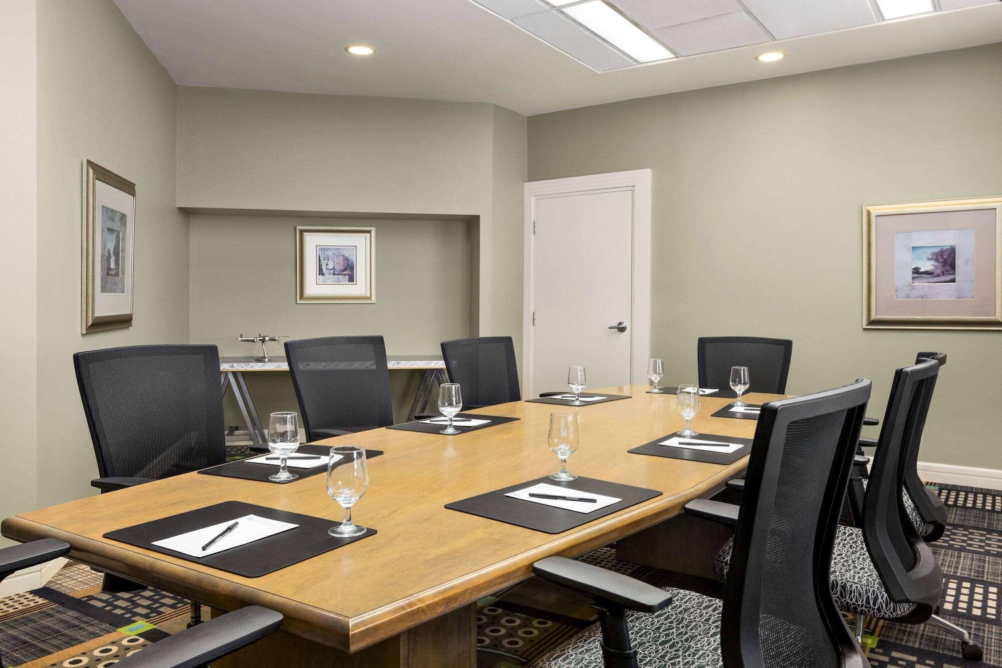Sala de Reuniones Royal Hotel Edmonton Airport, Trademark Collection by Wyndham