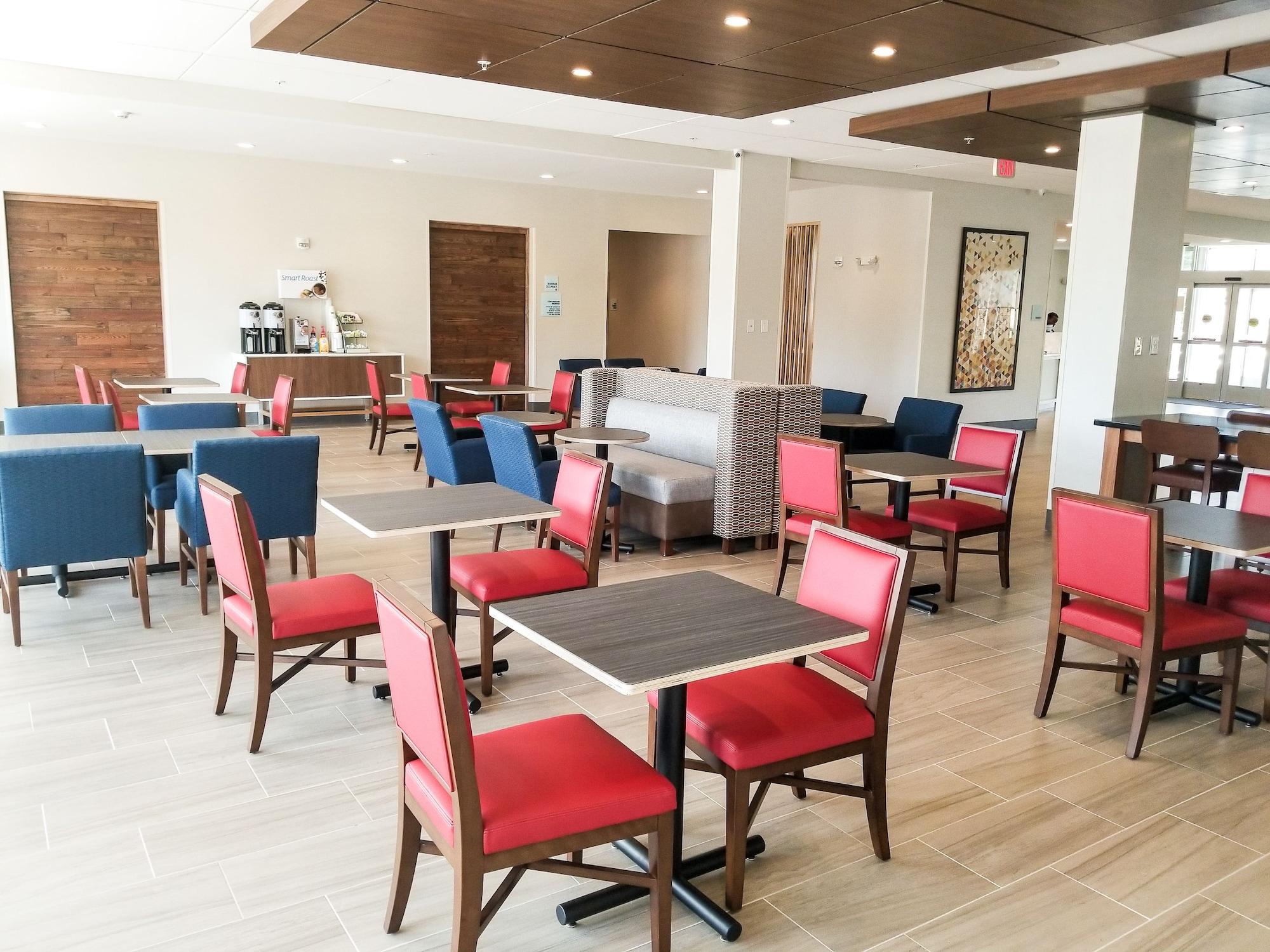 Restaurant Holiday Inn Express & Suites Charlotte NE - University Area by IHG