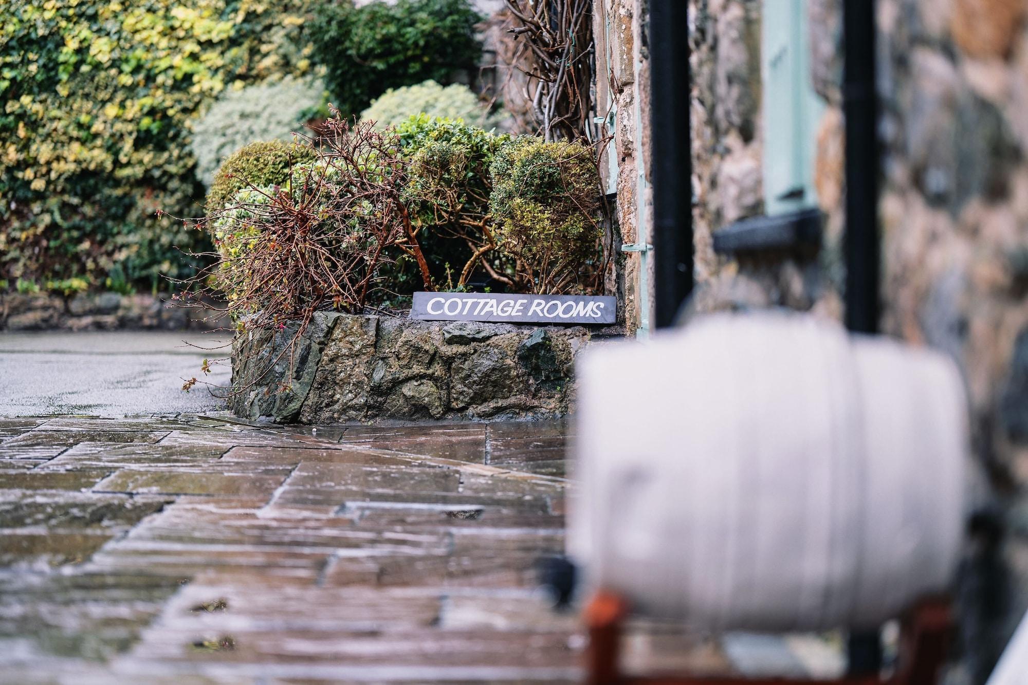 Vista Exterior The Bull and Townhouse, Beaumaris- The Inn Collection Group