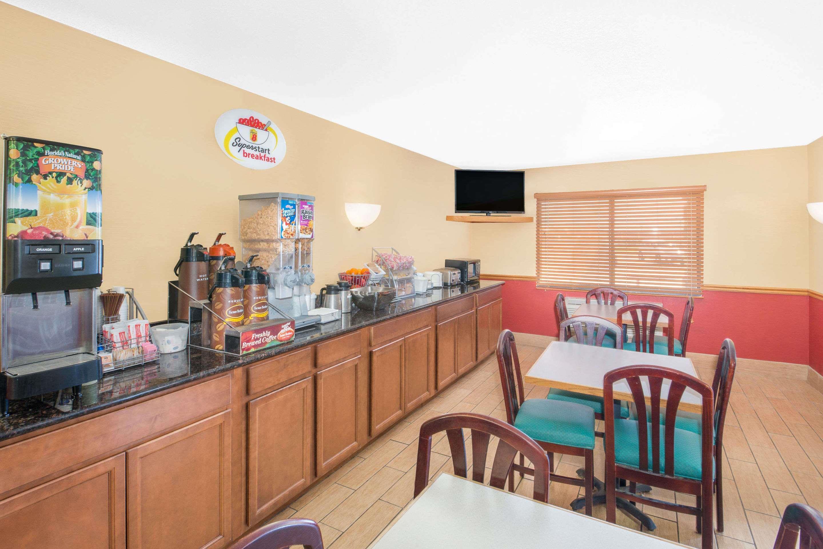 Restaurant Super 8 by Wyndham Marshalltown