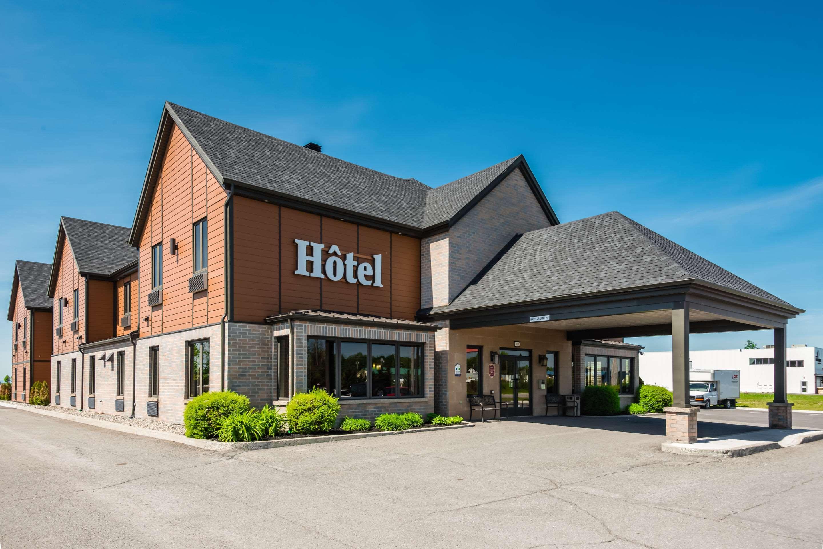Vista Exterior Econo Lodge Inn & Suites St Apollinaire