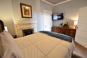 Alquiler Vacacional - Historic John Starr 1892 Home! Pet Friendly 3 Bedroom Masterpiece!