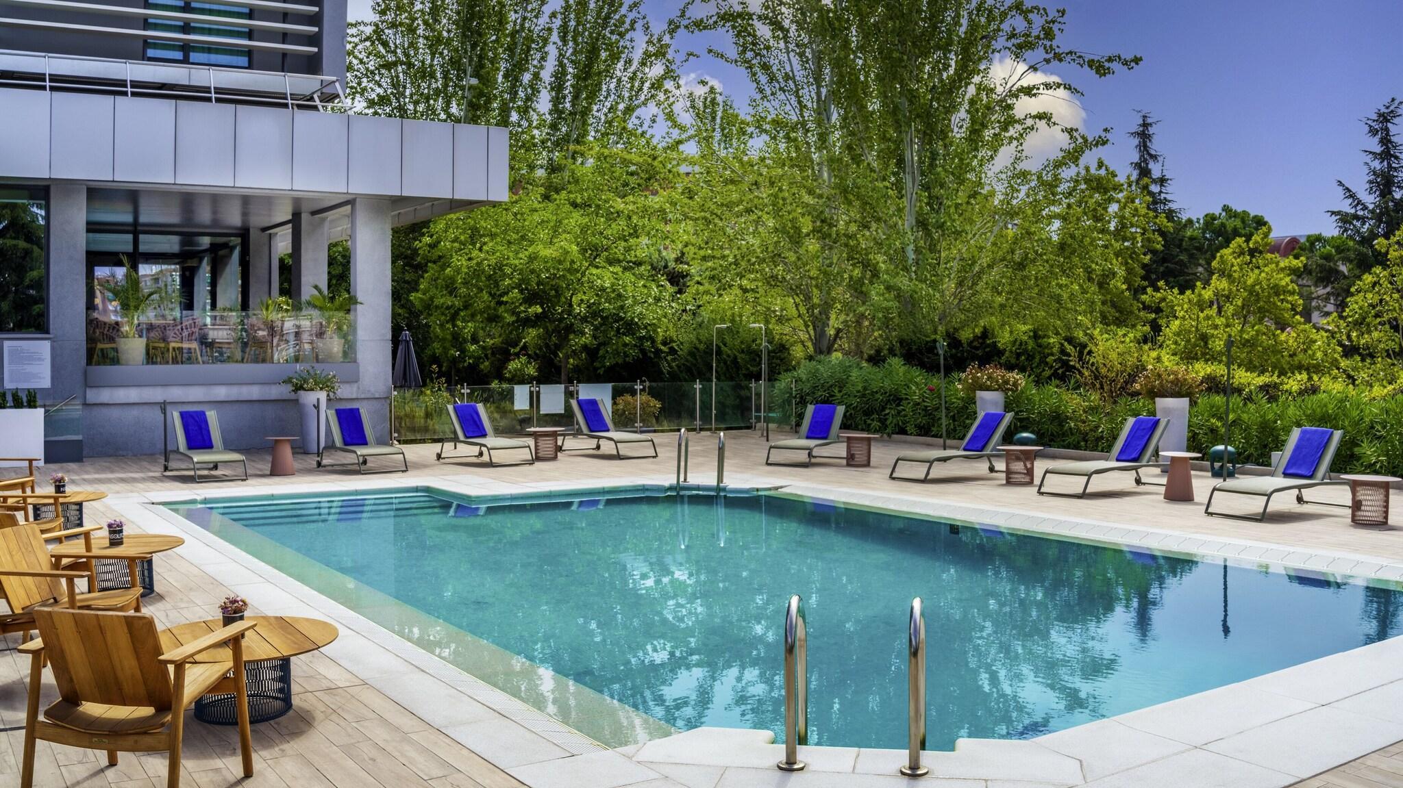 Vista Piscina Ibis Styles Madrid City las Ventas