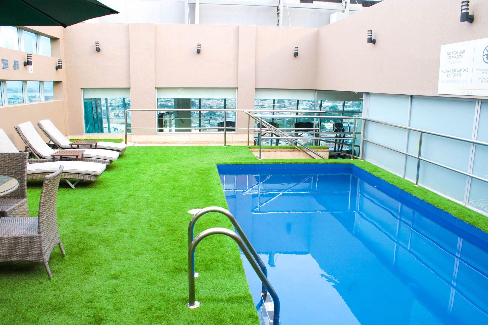 Vista da piscina Courtyard by Marriott Guayaquil