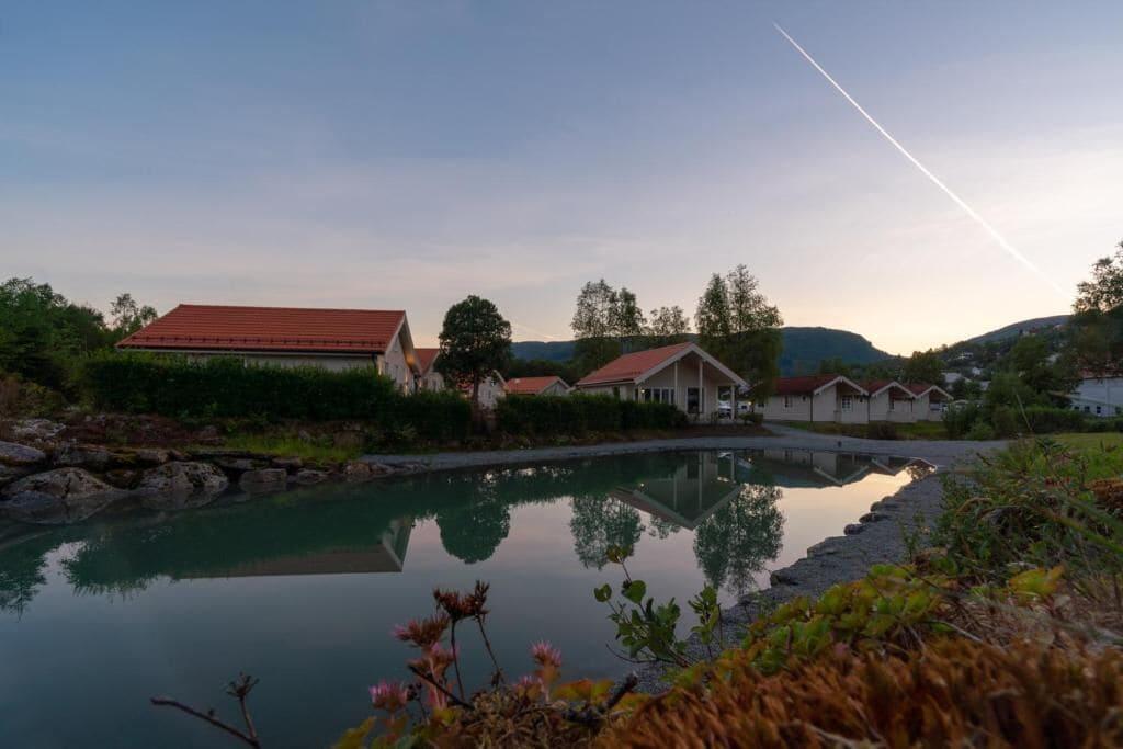 Vista da piscina Jølstraholmen Landskapshotell