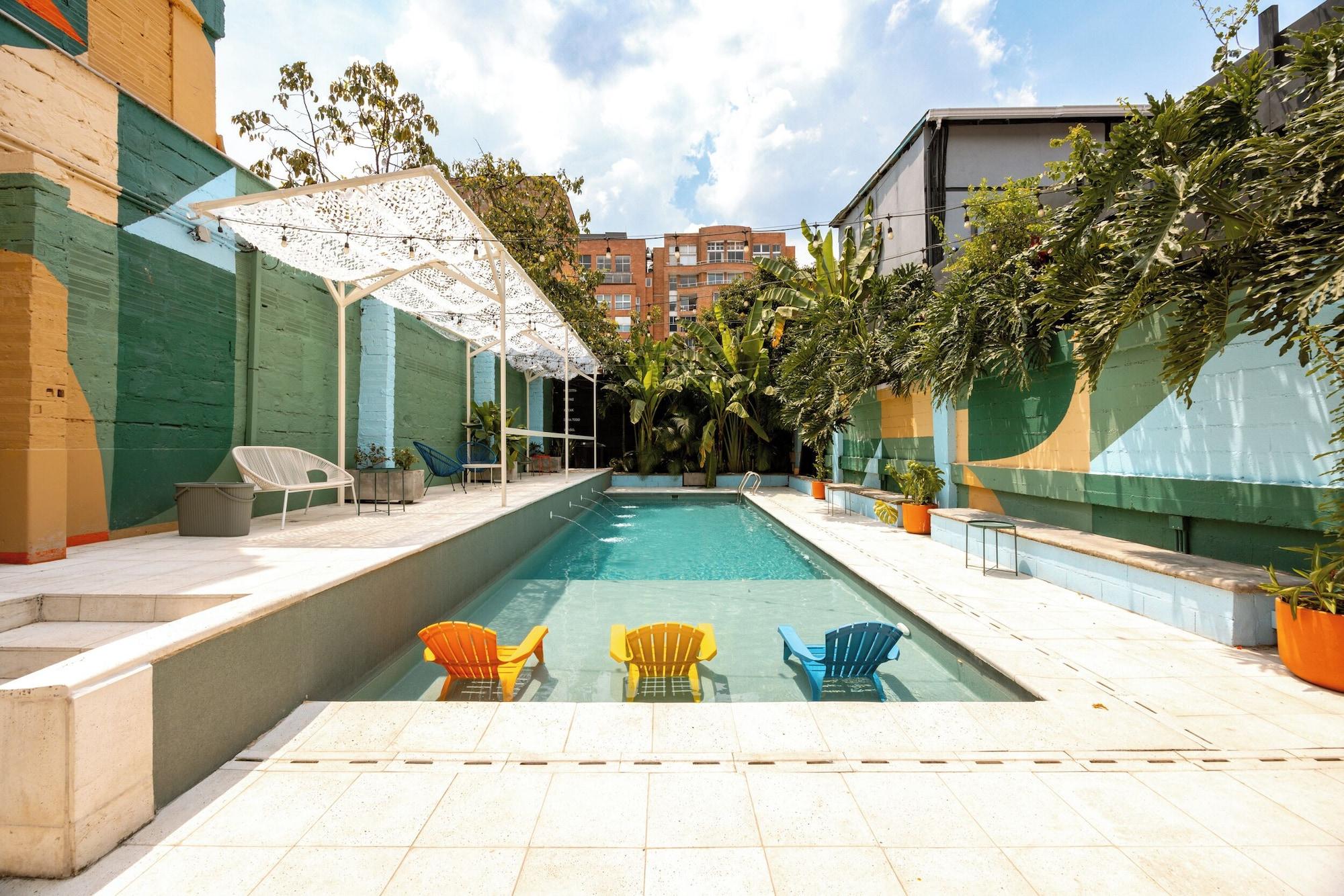 Vista da piscina Medellinn The Blooming Hotel