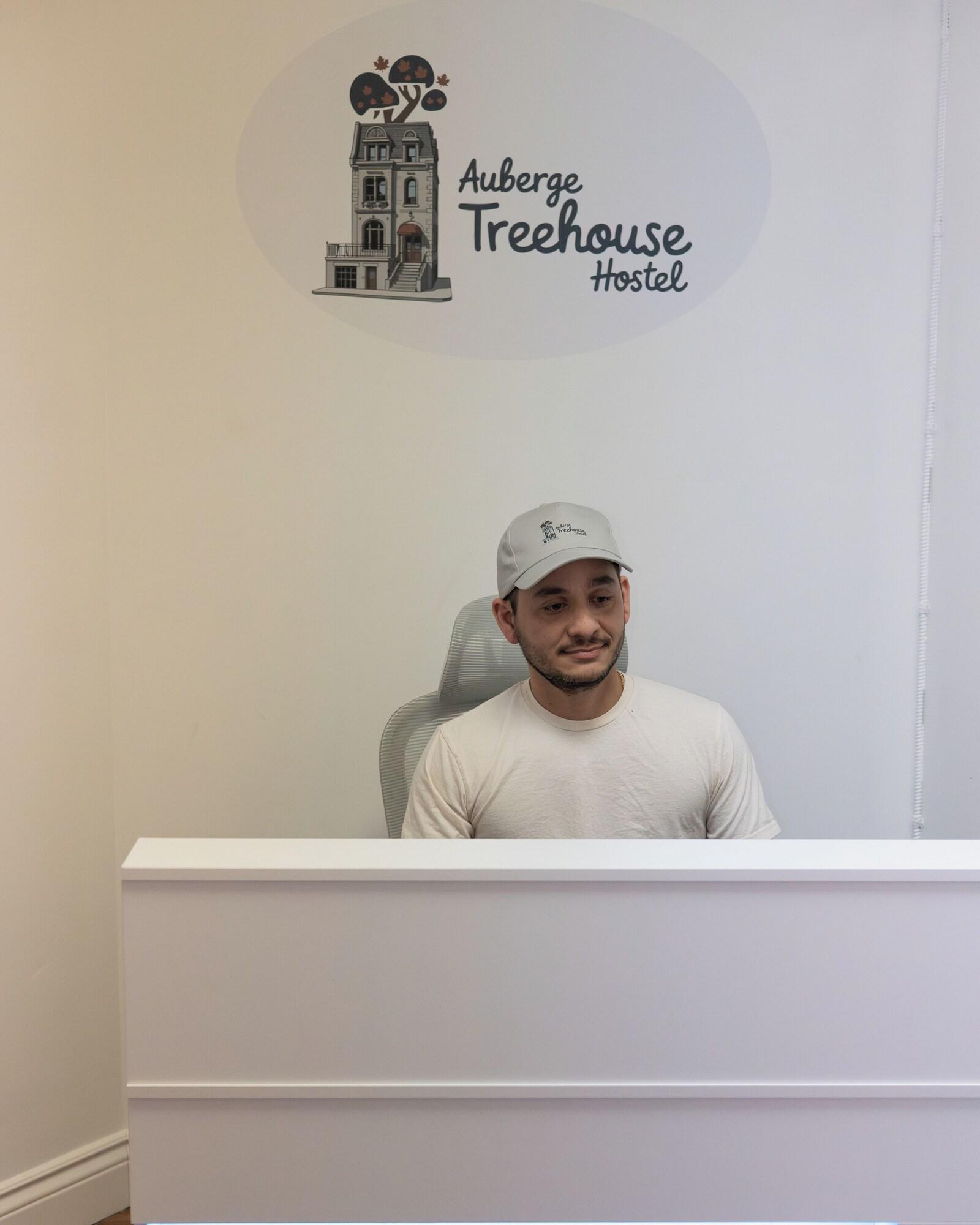 Vista Lobby Treehouse Hostel