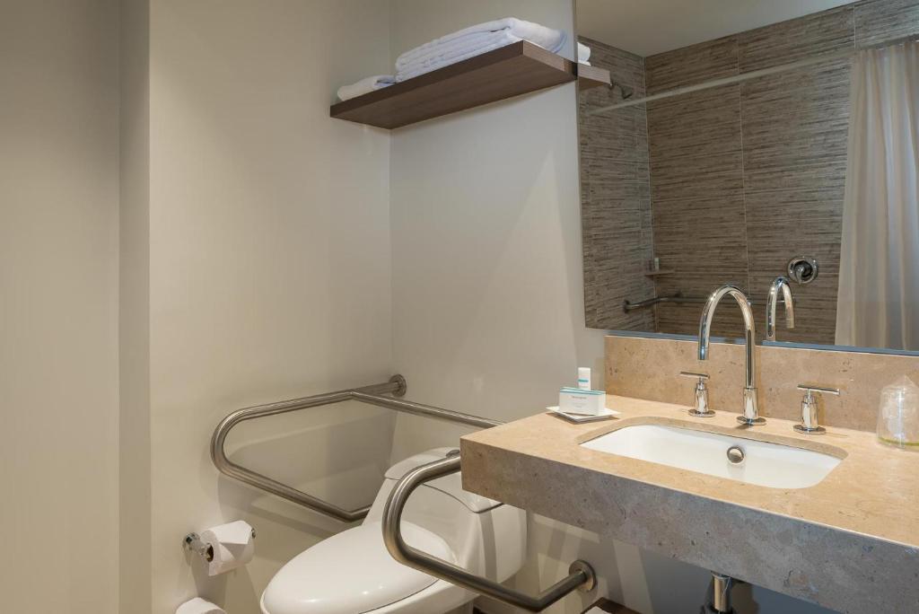Baño Hampton By Hilton Bogotá Airport