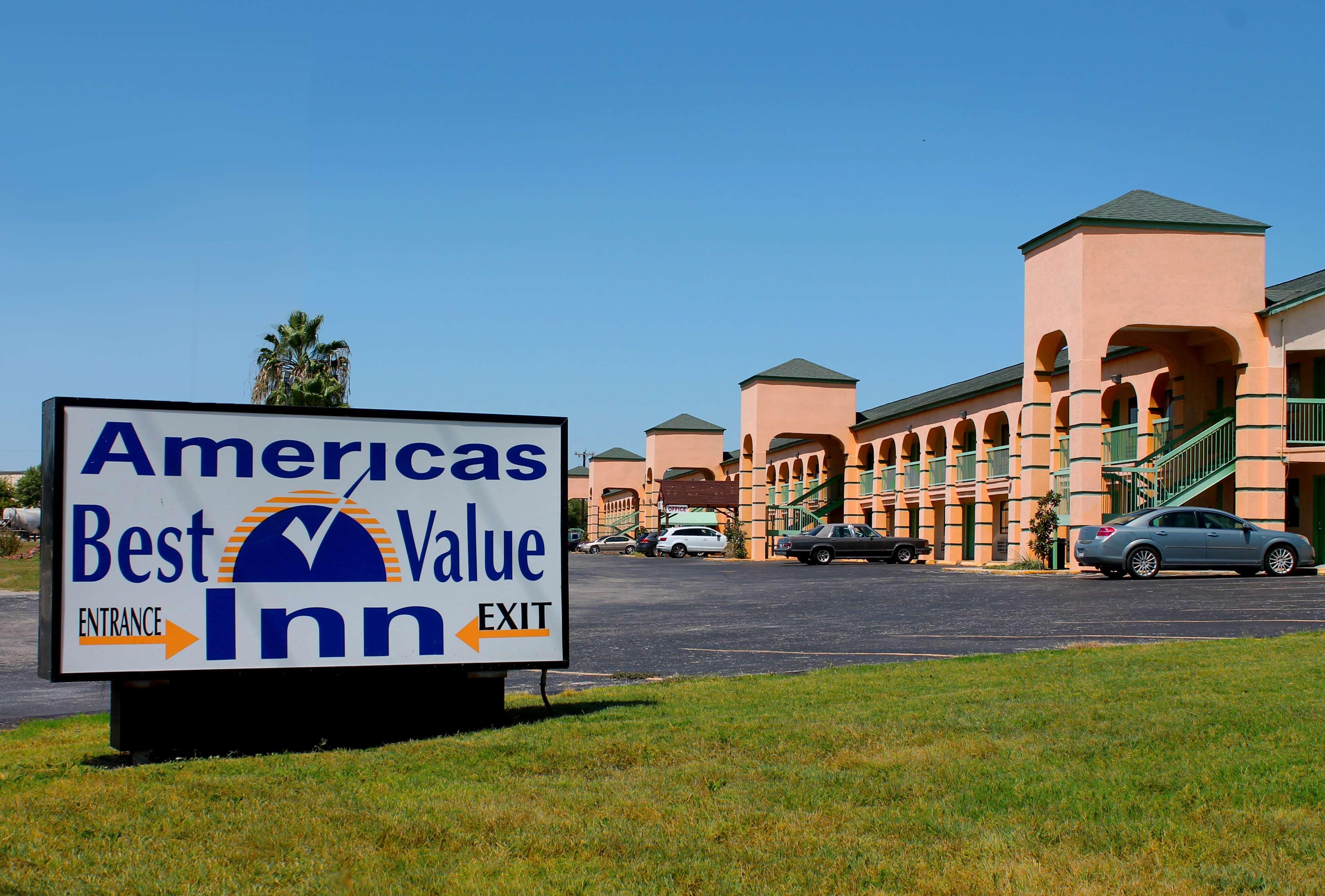 Vista Exterior Americas Best Value Inn AT&T Center