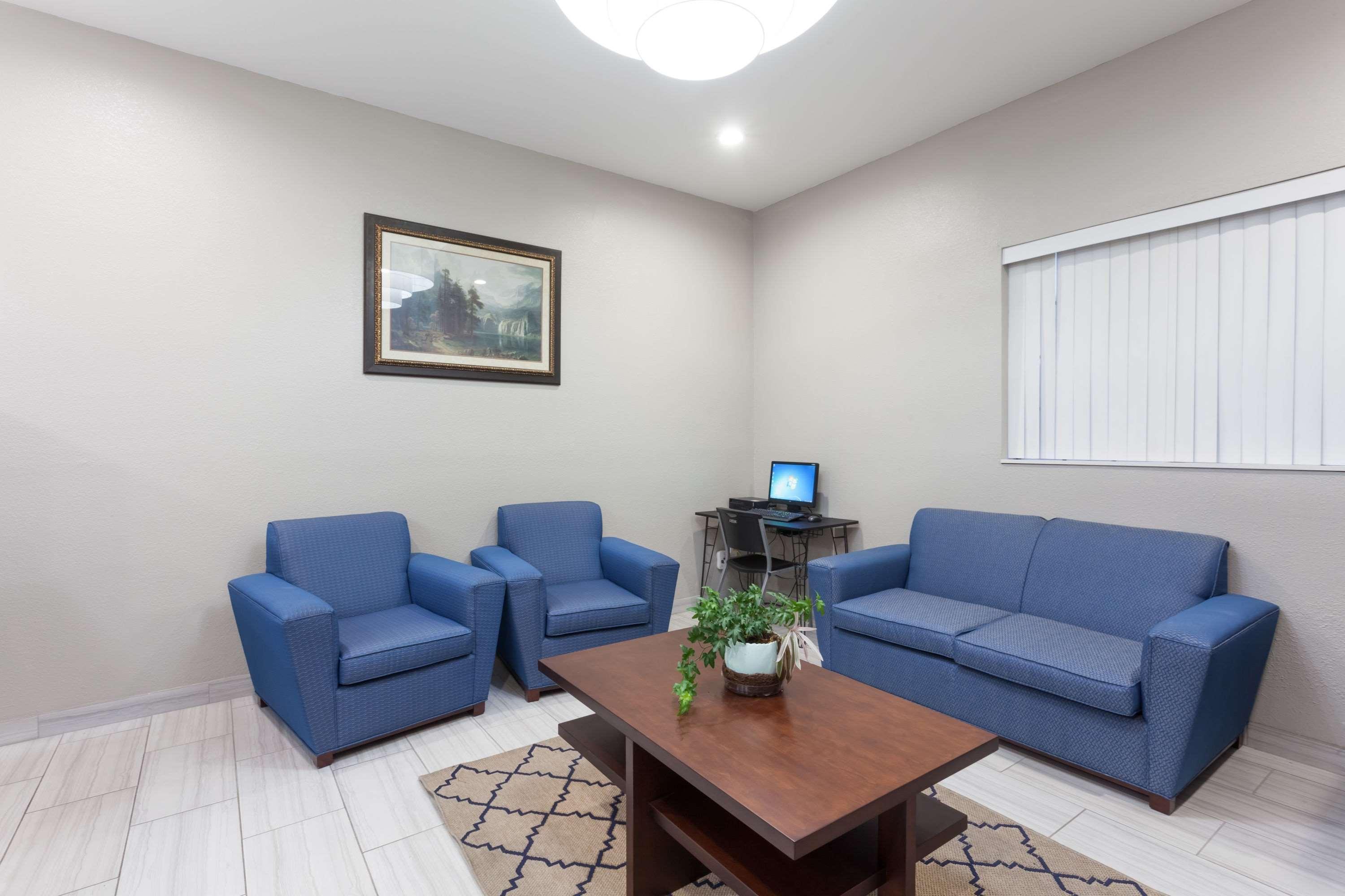 Vista Lobby Super 8 by Wyndham Bakersfield South CA