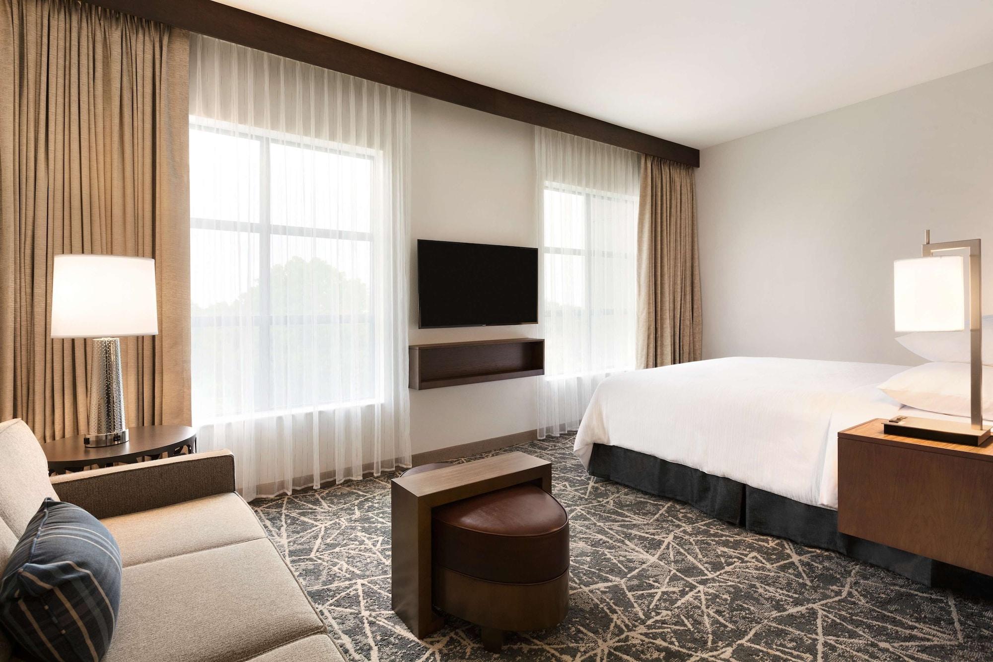 Habitación Embassy Suites by Hilton San Antonio Brooks Hotel & Spa