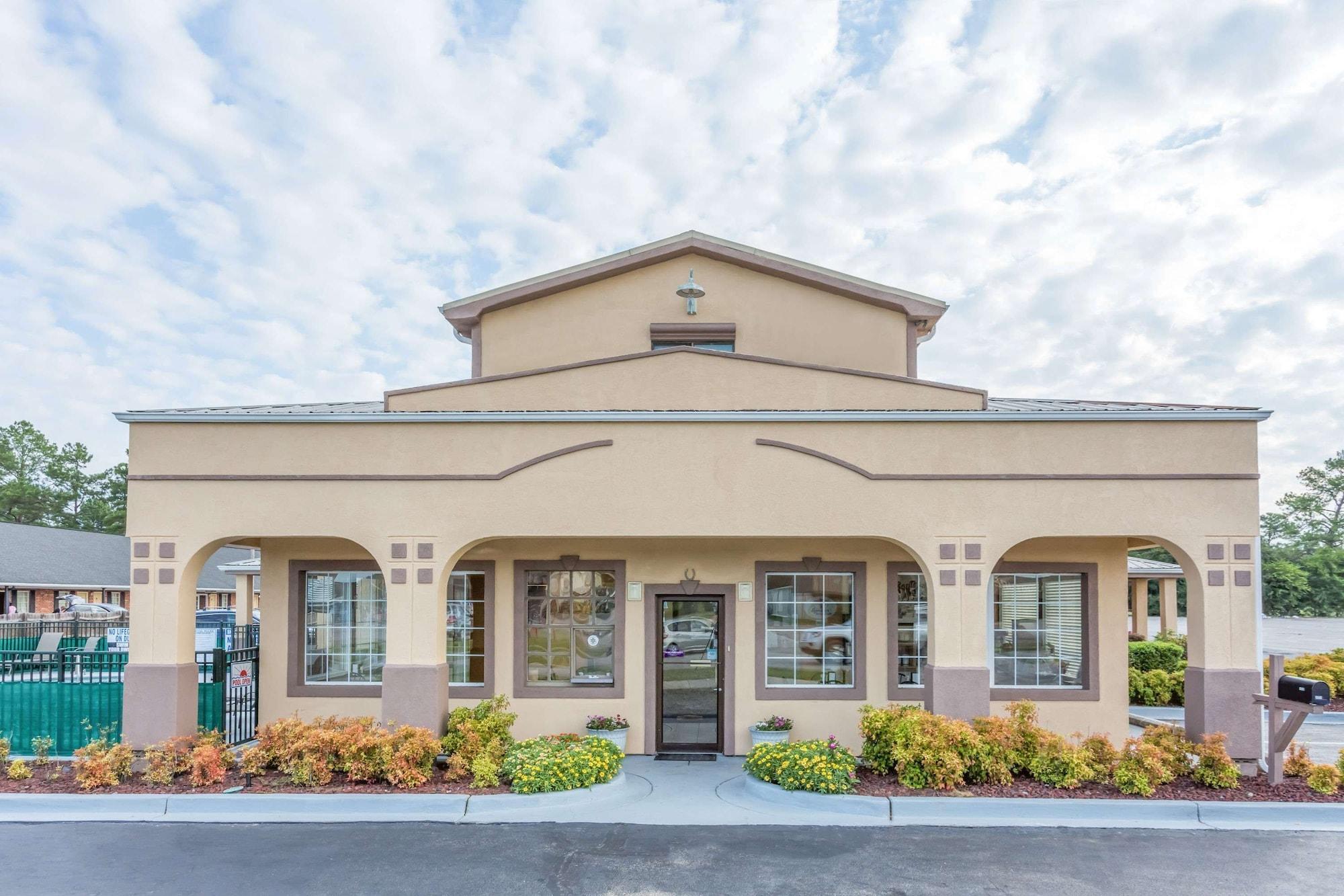 Varios Super 8 by Wyndham Santee