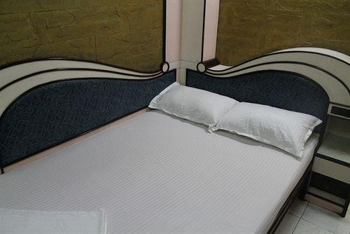 Varios Hotel Everest