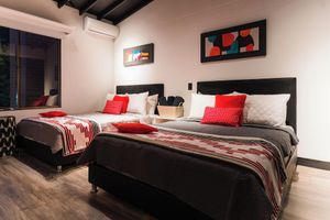 Alquiler Vacacional - Spacious 5bed house with WiFi and AC in Poblado Medellin & Free Airport Pickup!