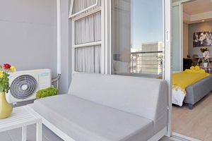 Alquiler Vacacional - Urban Oasis: Cozy 1-BR with Balcony & City Views