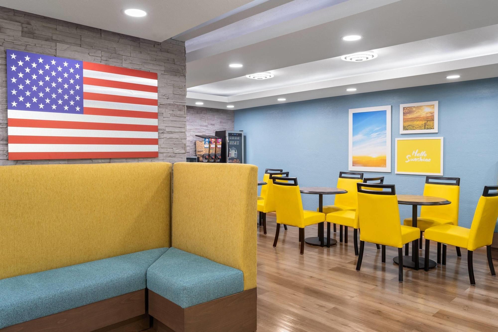 Vista Lobby Days Inn by Wyndham Cloverdale Greencastle