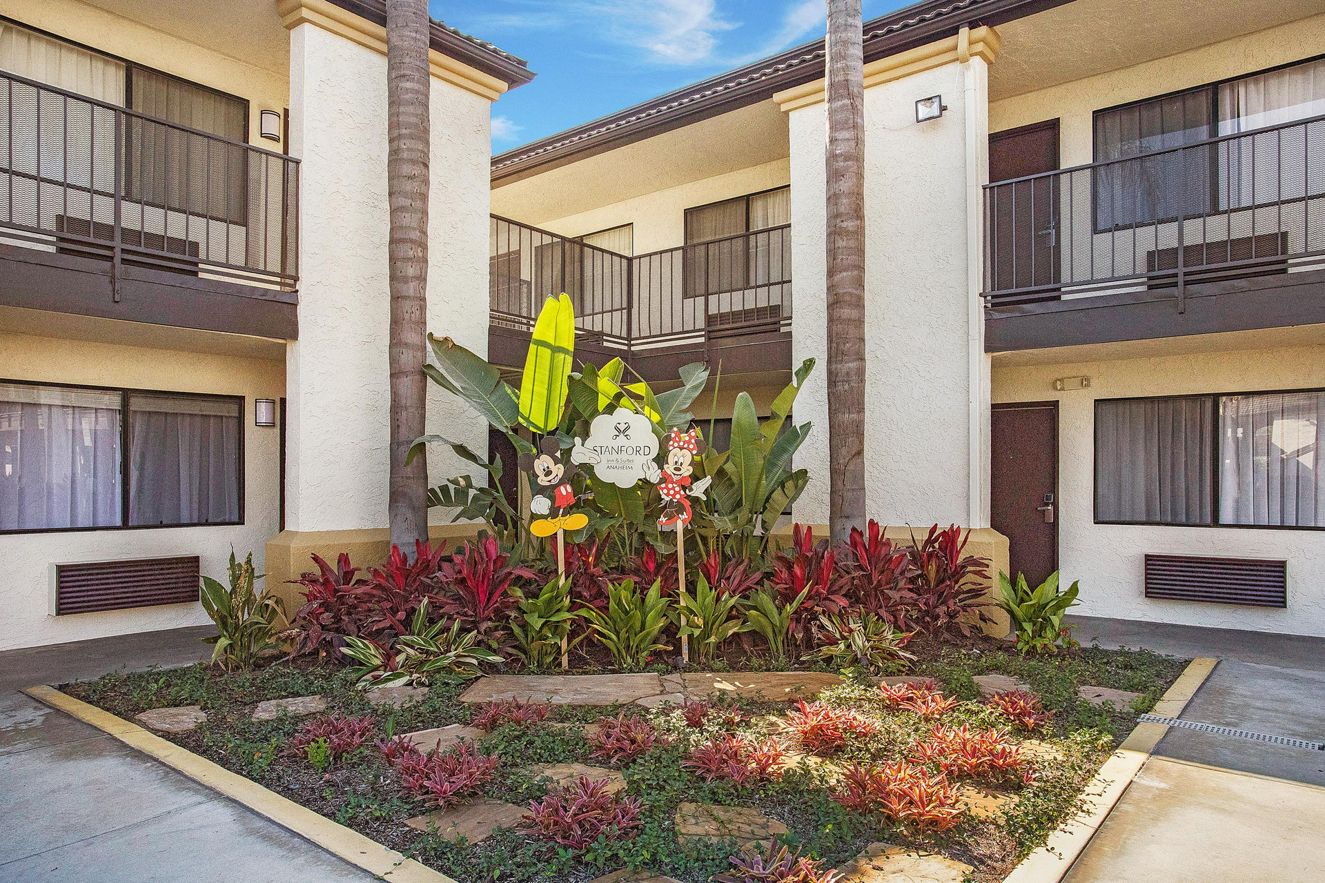 Vista Exterior Stanford Inn & Suites Anaheim