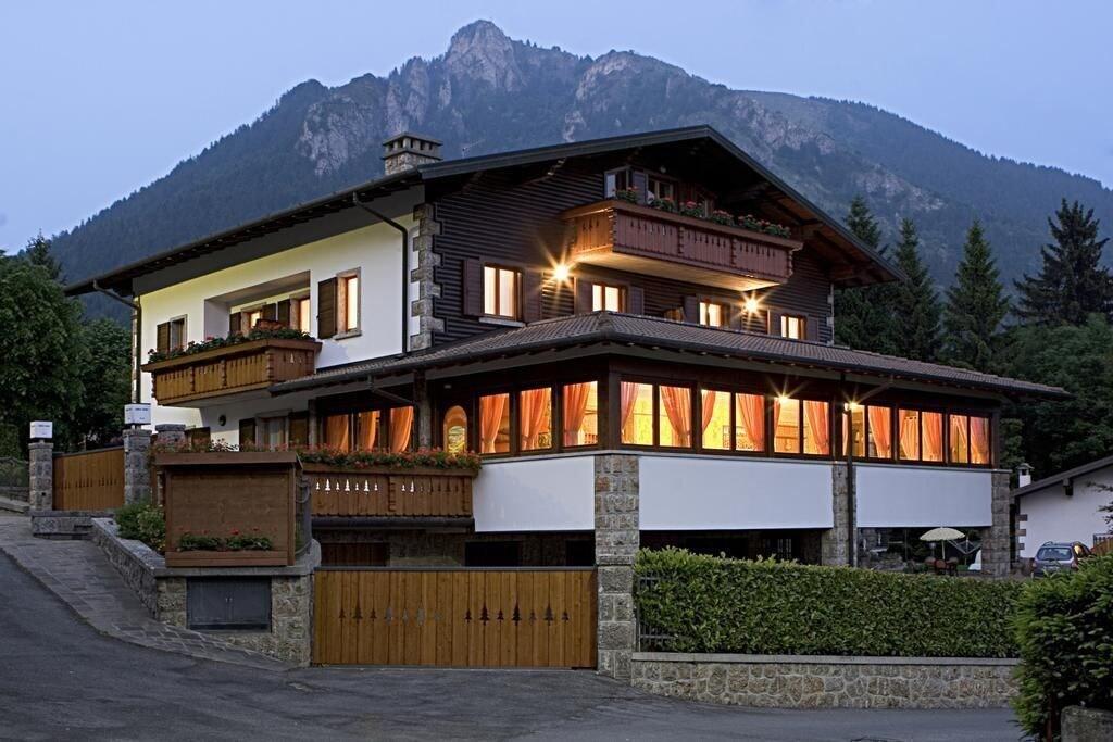 Varios Albergo Max Meublè