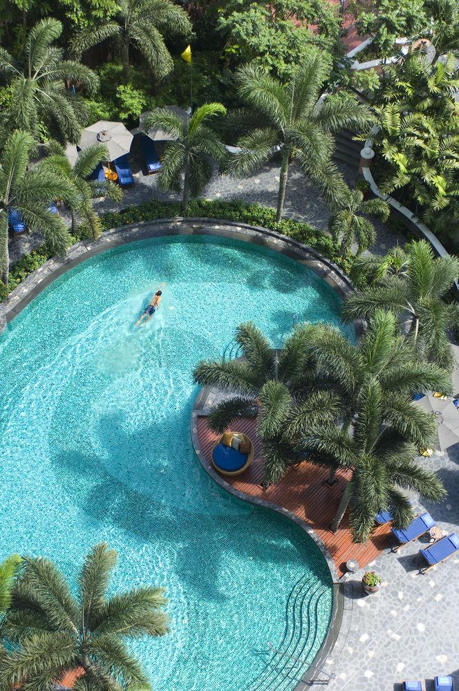 Vista da piscina Conrad Bangkok