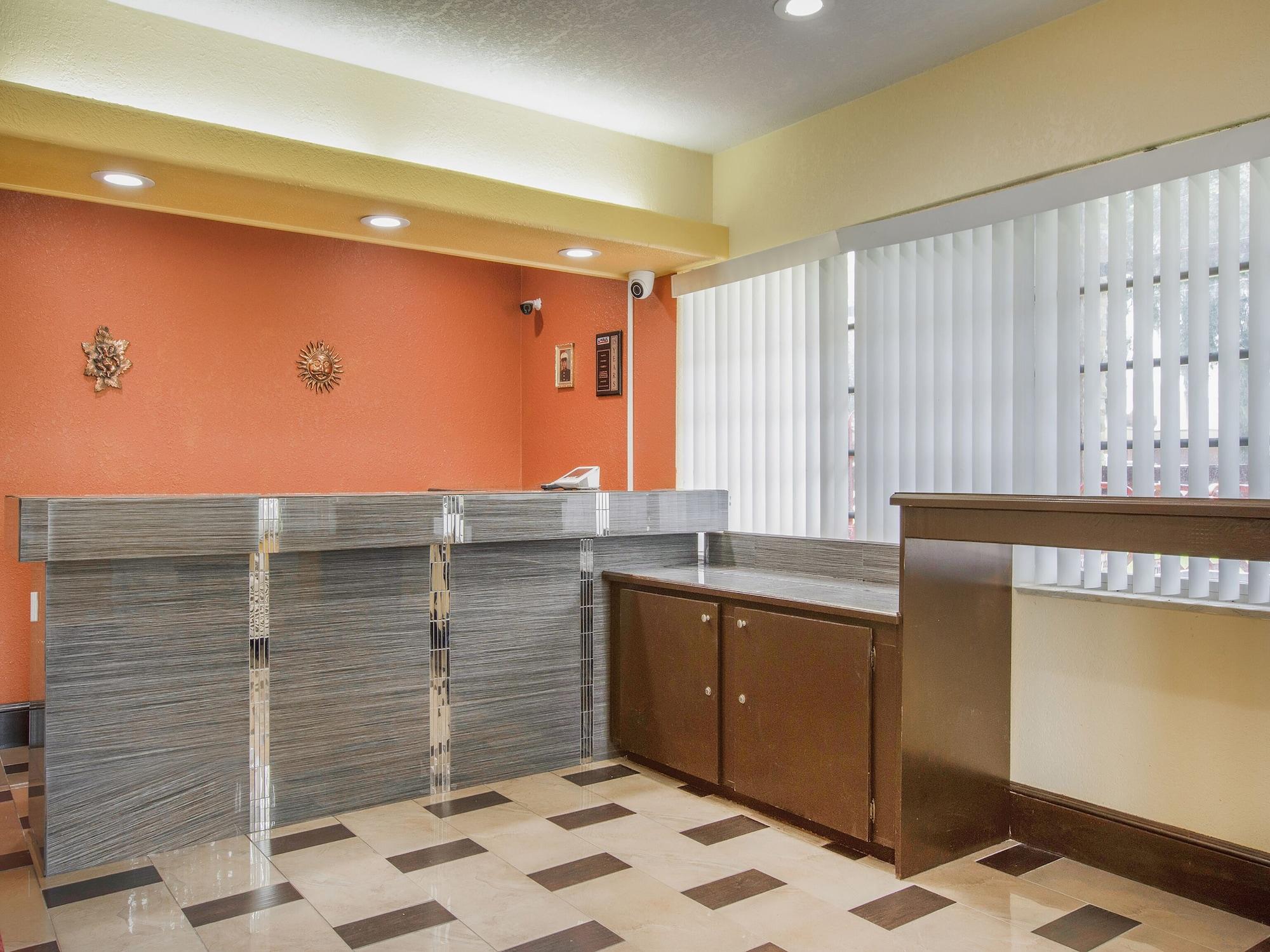 Vista Lobby OYO Superior Budget Inn Bartow