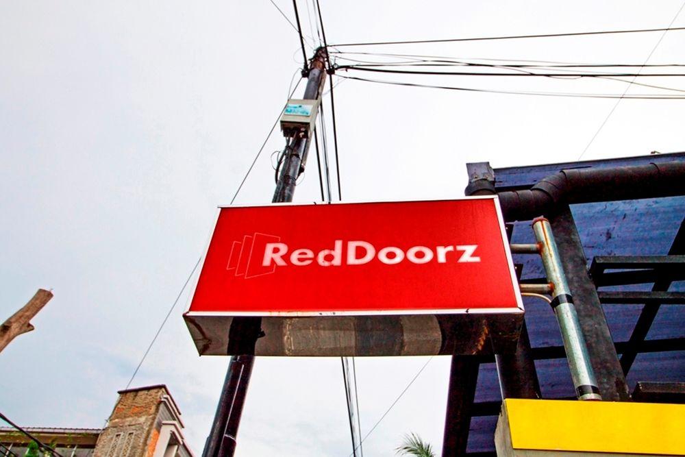 Vista Exterior RedDoorz @ Salemba Raya