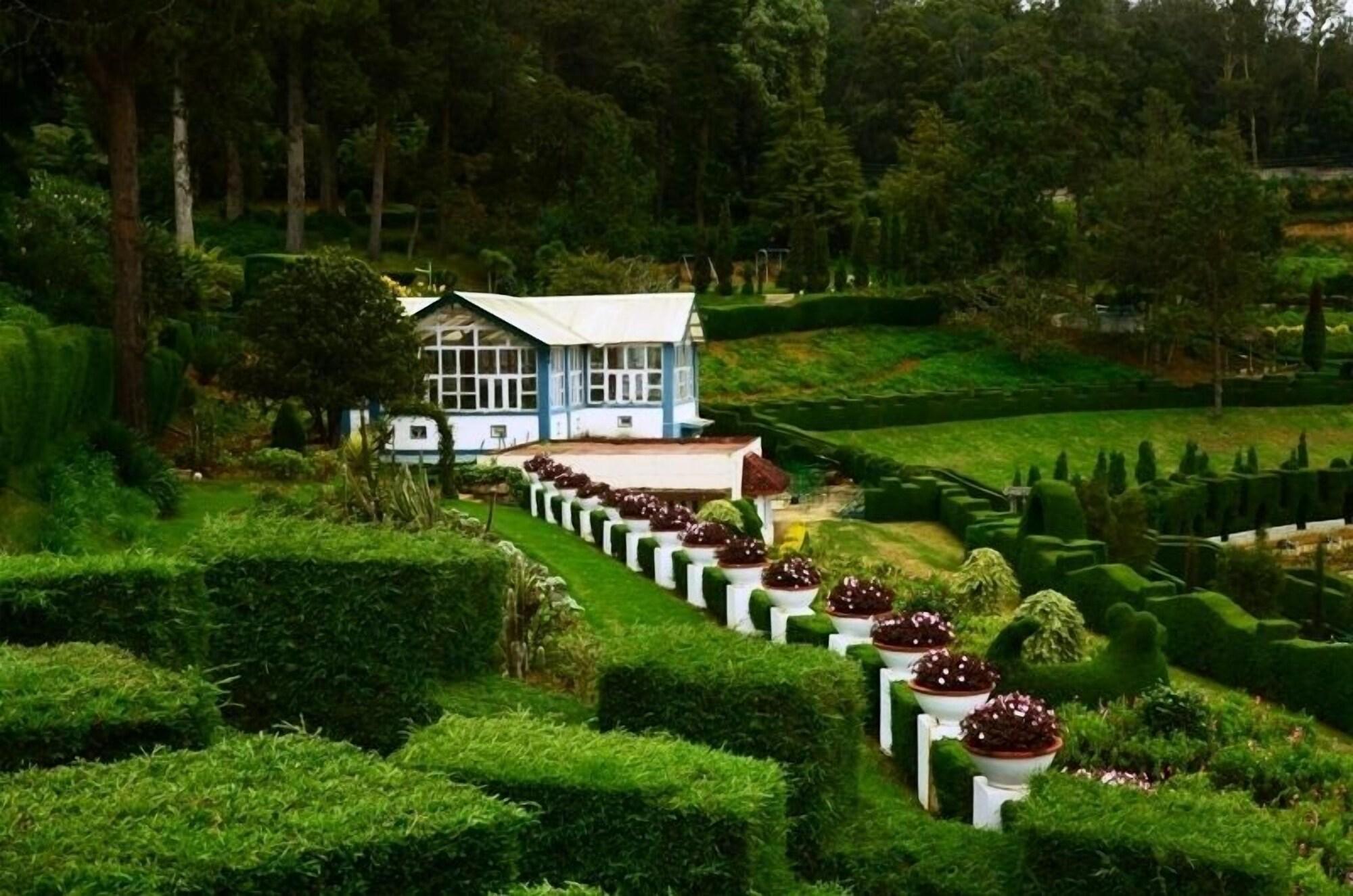 Varios KSTDC Hotel Mayura Sudarshan