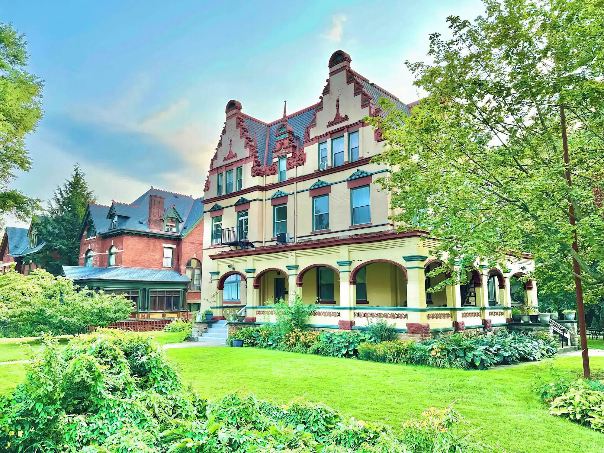 Vista Exterior The Elliott Hotel at Highland Park
