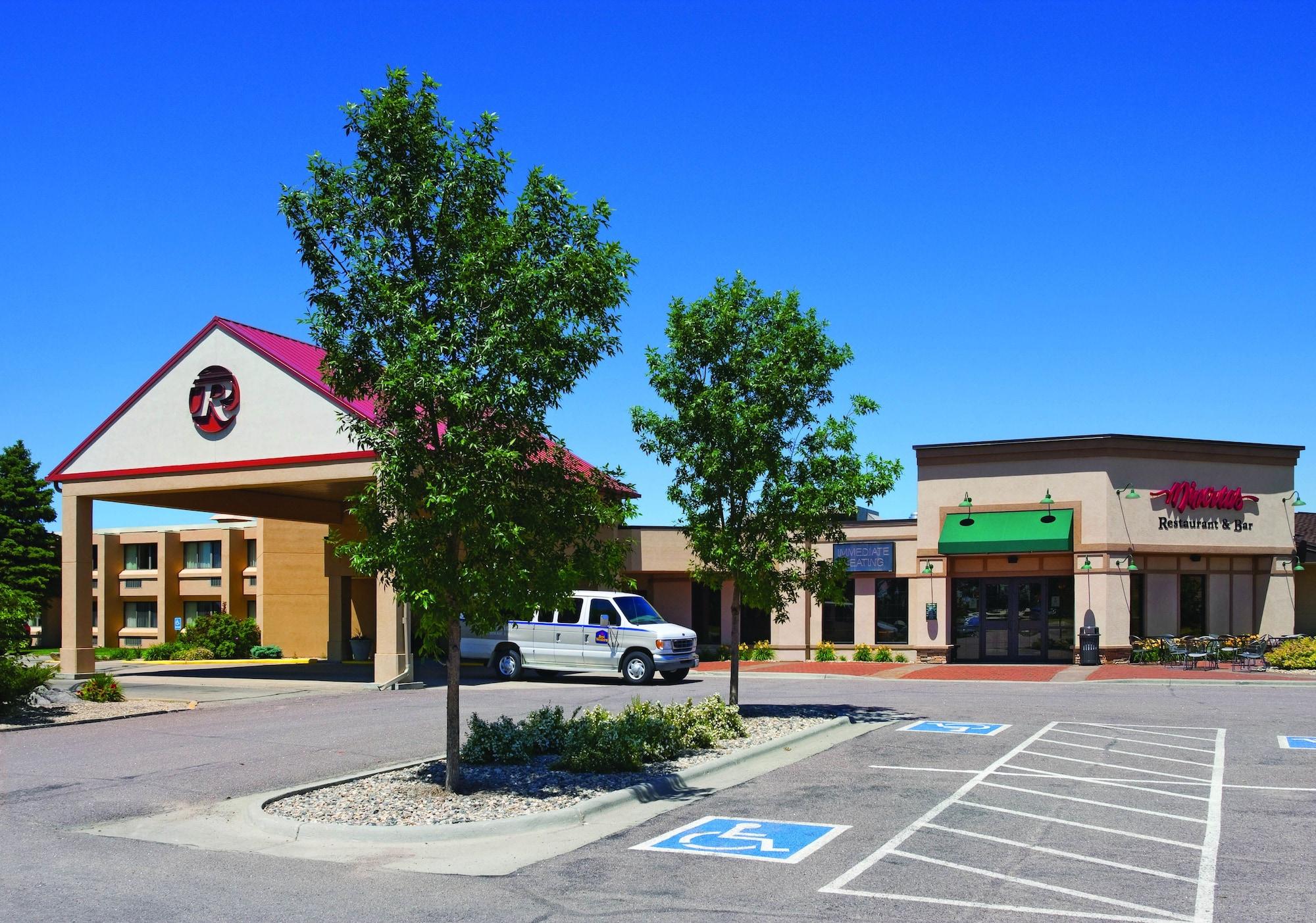 Vista Exterior Crossroads Hotel & Watertown Event Center