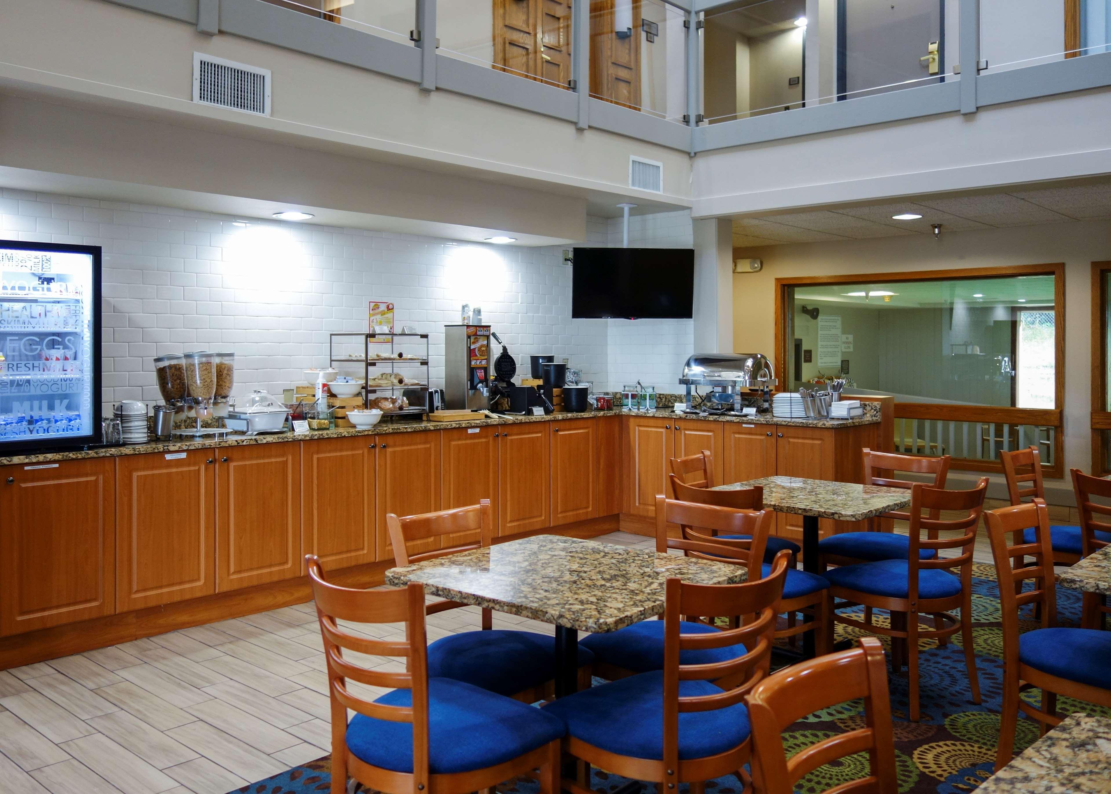 Restaurant Country Inn & Suites by Radisson, Mishawaka, IN
