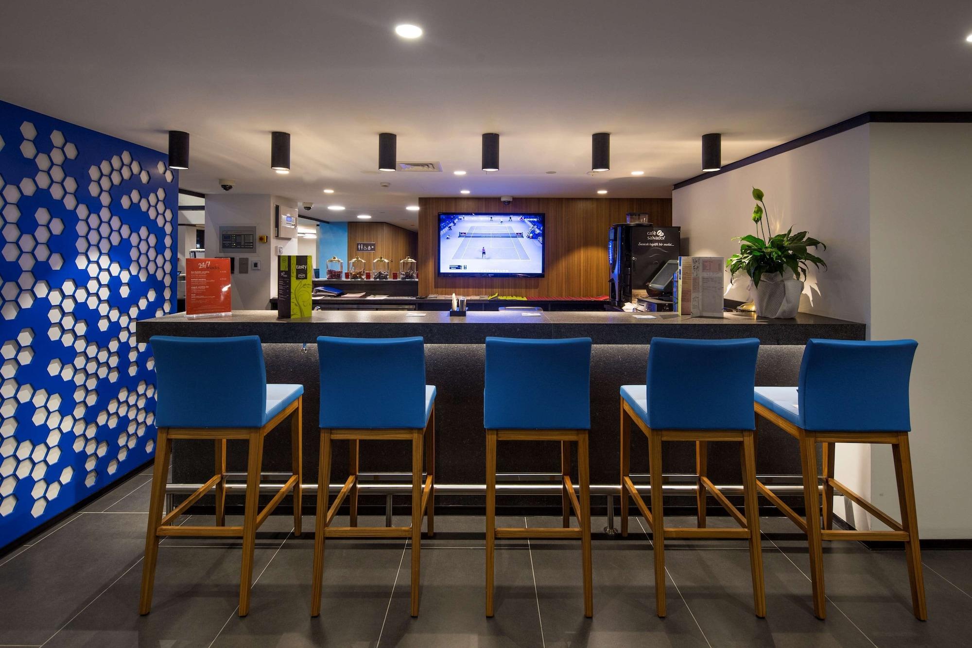 Bar/Salón Hampton by Hilton Istanbul Kurtkoy