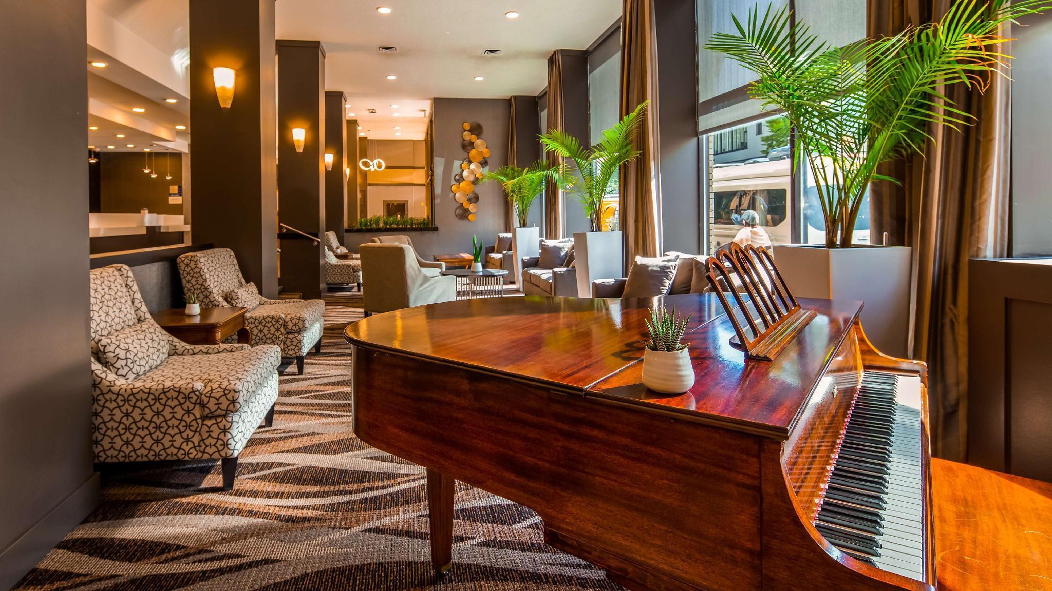 Vista Lobby Best Western Plus Carlton Plaza Hotel