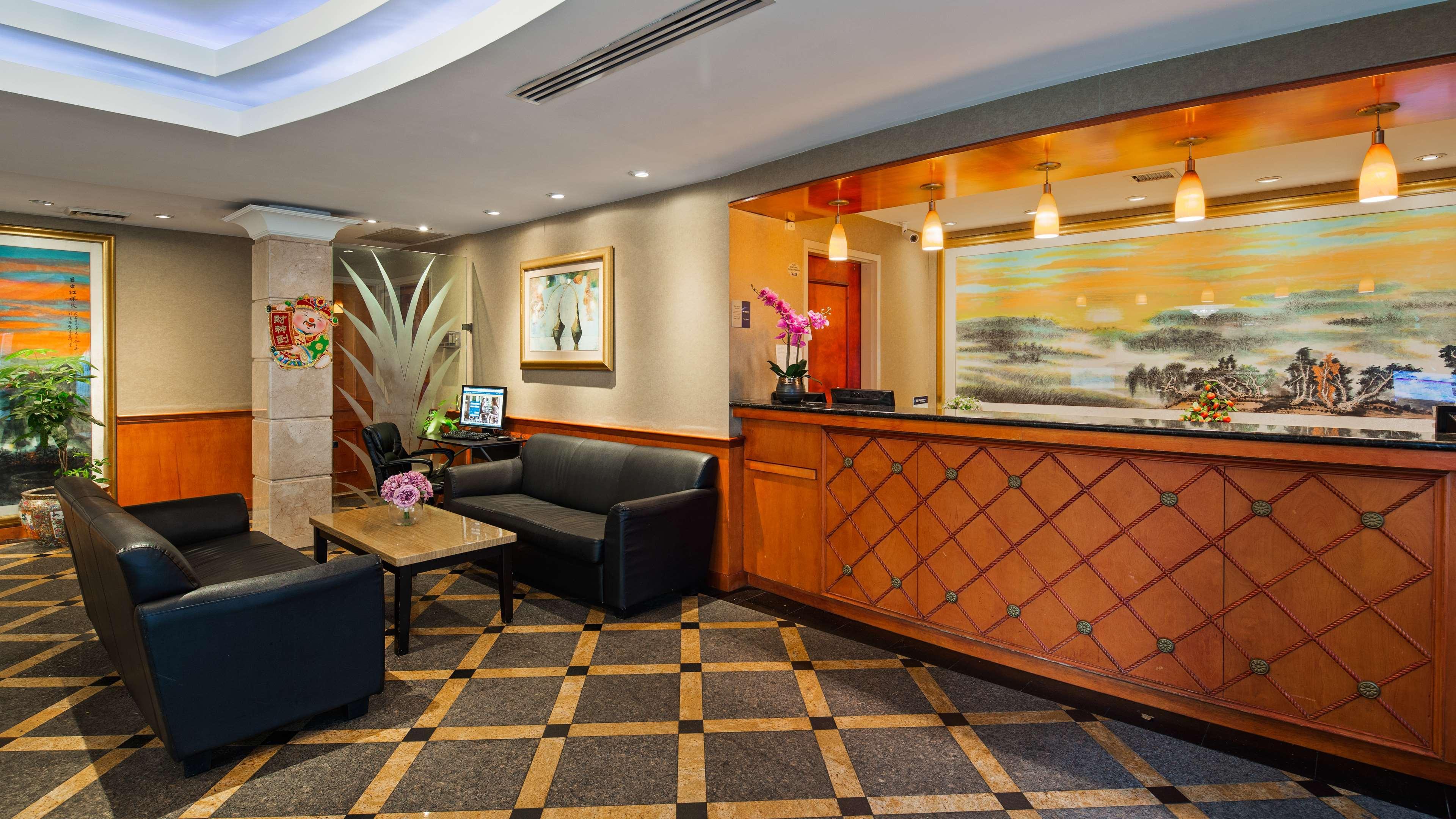 Vista Lobby Best Western Queens Court Hotel