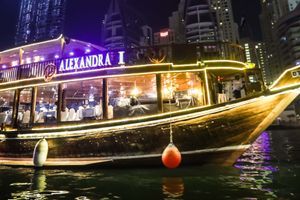 Actividad - Crucero en dhow por Dubái con cena y espectáculo