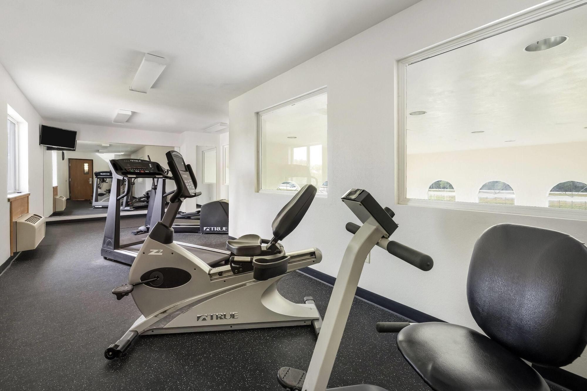 Gimnasio Howard Johnson Hotel & Suites by Wyndham Oacoma