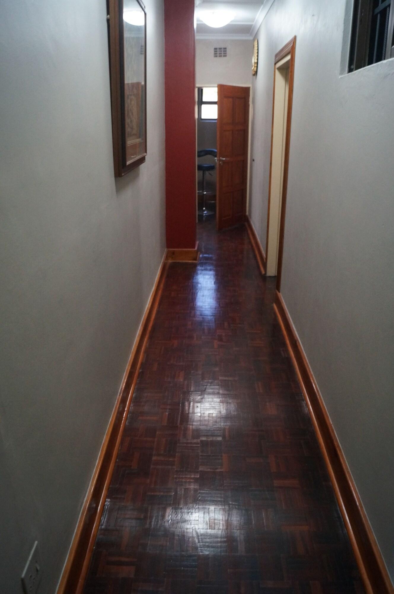 Varios Miraton Eastgate Suites