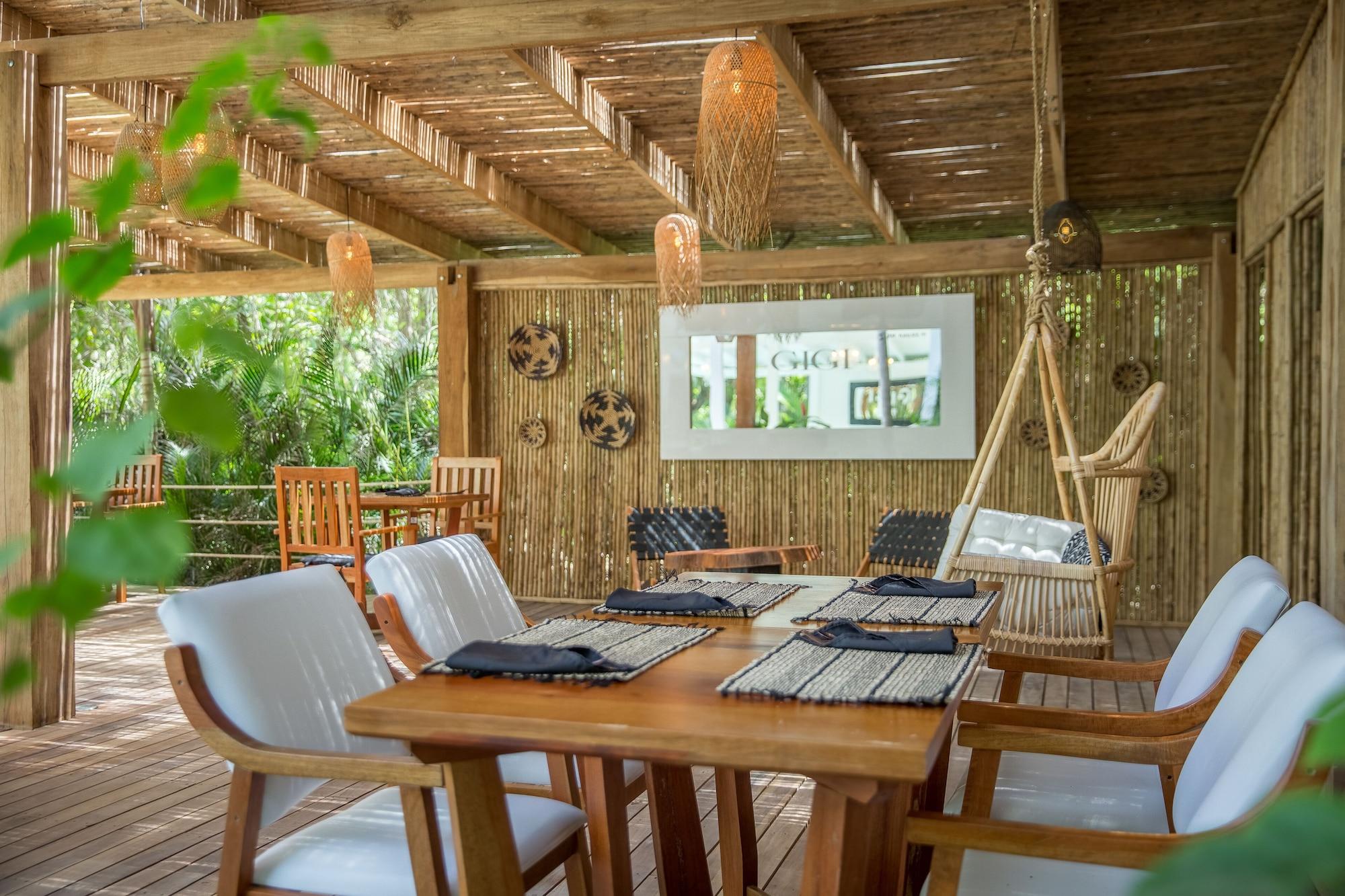 Bar/Salón Gigi Brown Beachfront Santa Teresa